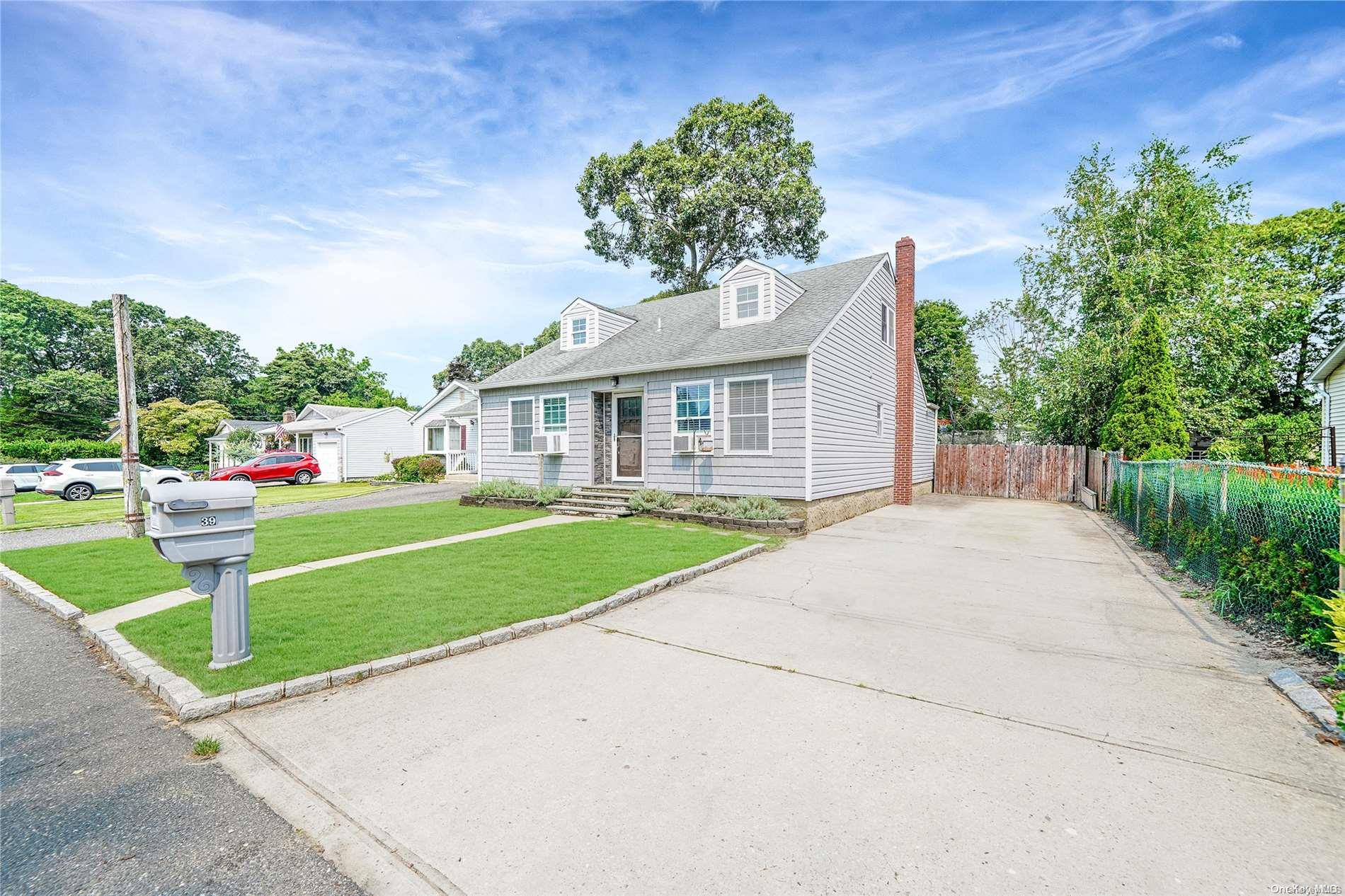 39 Cedarhurst Avenue, Selden, NY 11784