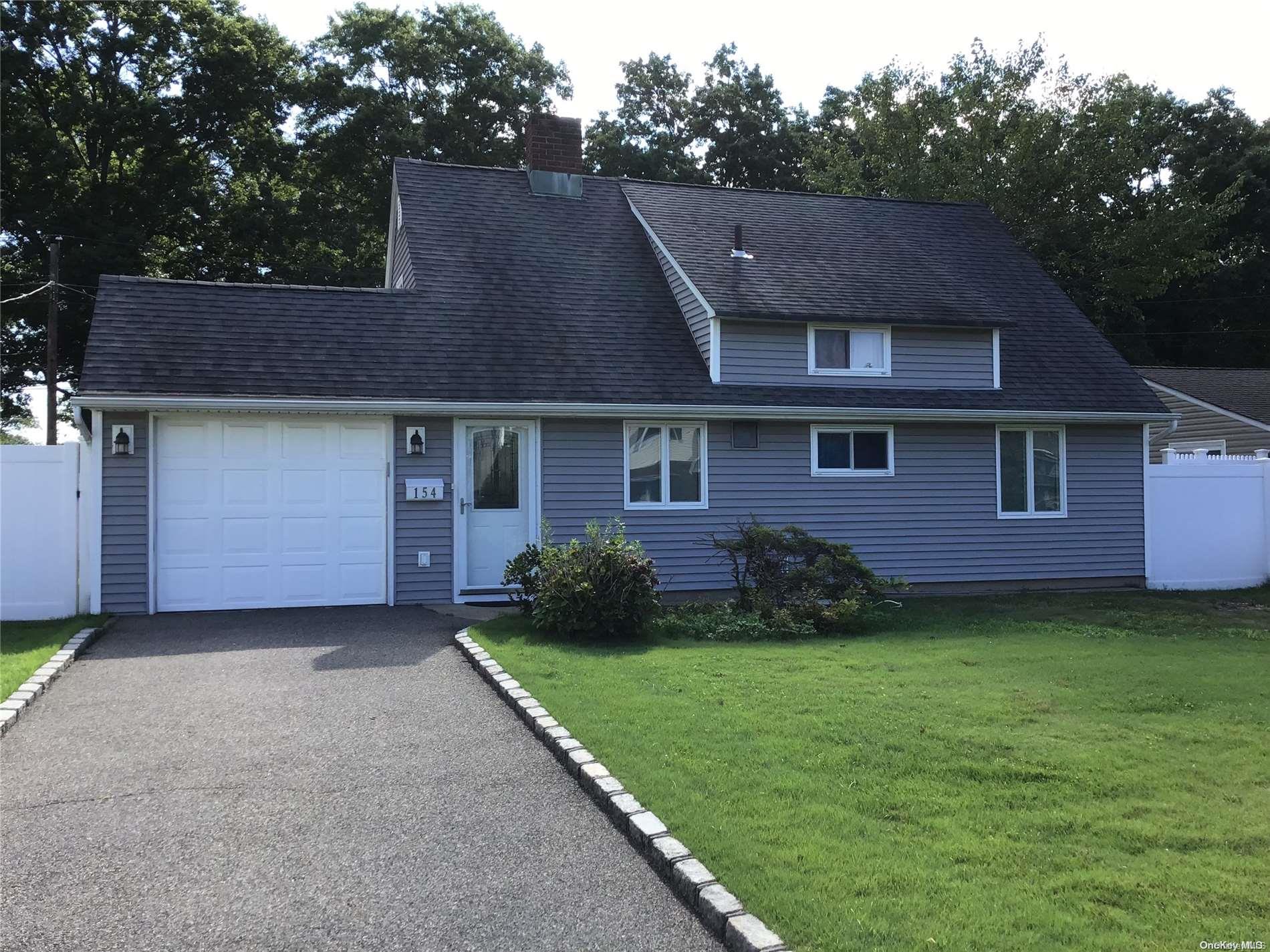 154 Choir Lane, Westbury, NY 11590