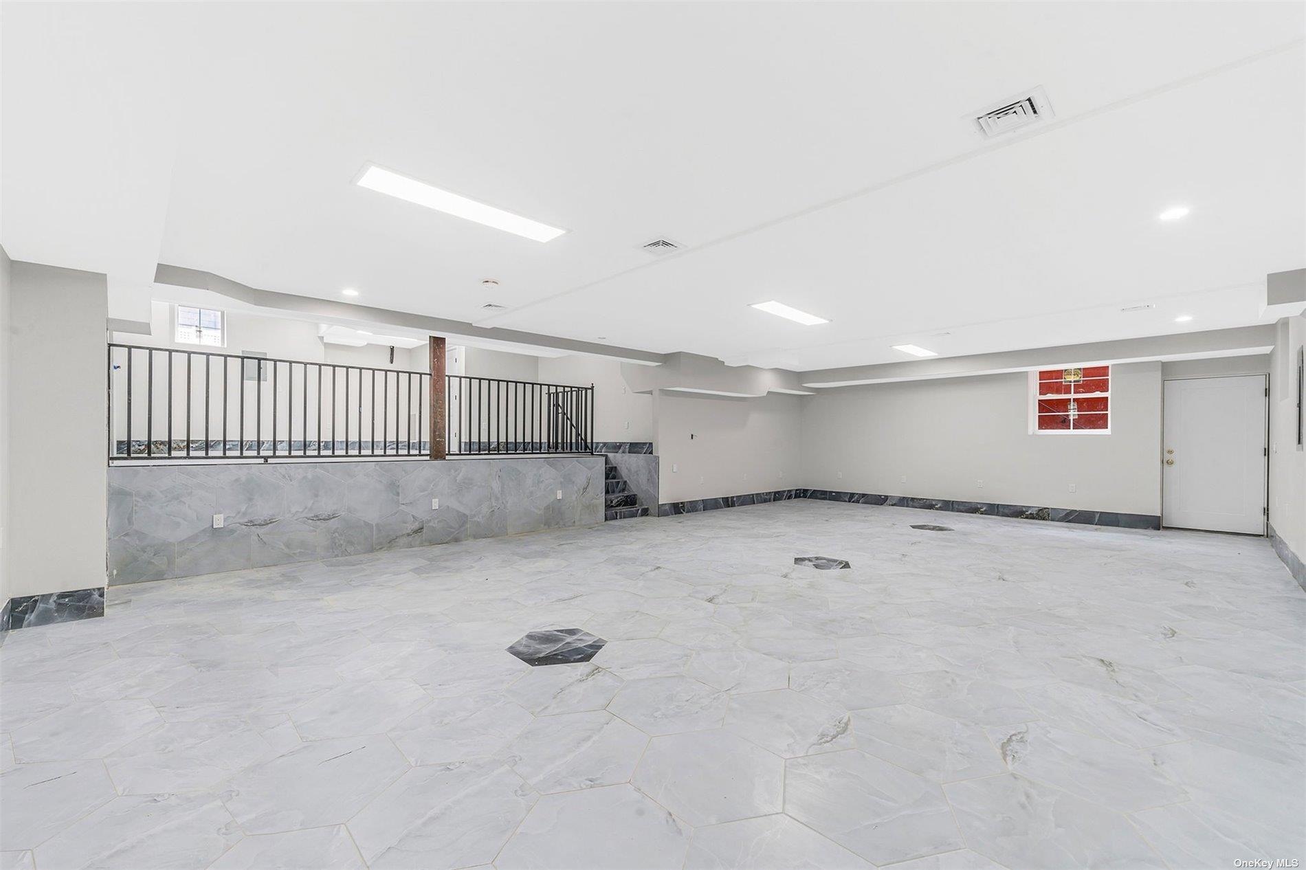 22 Solar Lane, Albertson, NY 11507