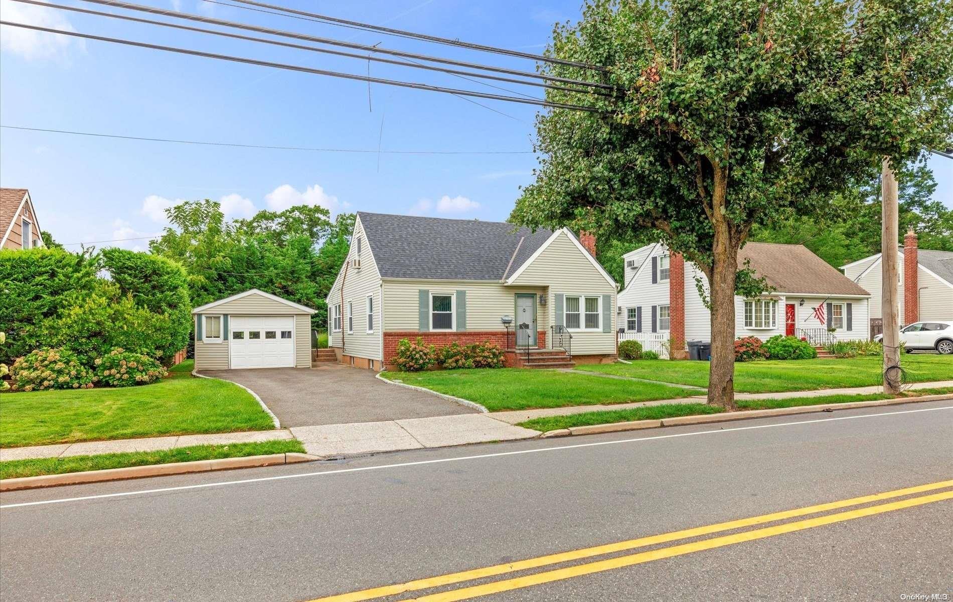 61 Dosoris Lane, Glen Cove, NY 11542