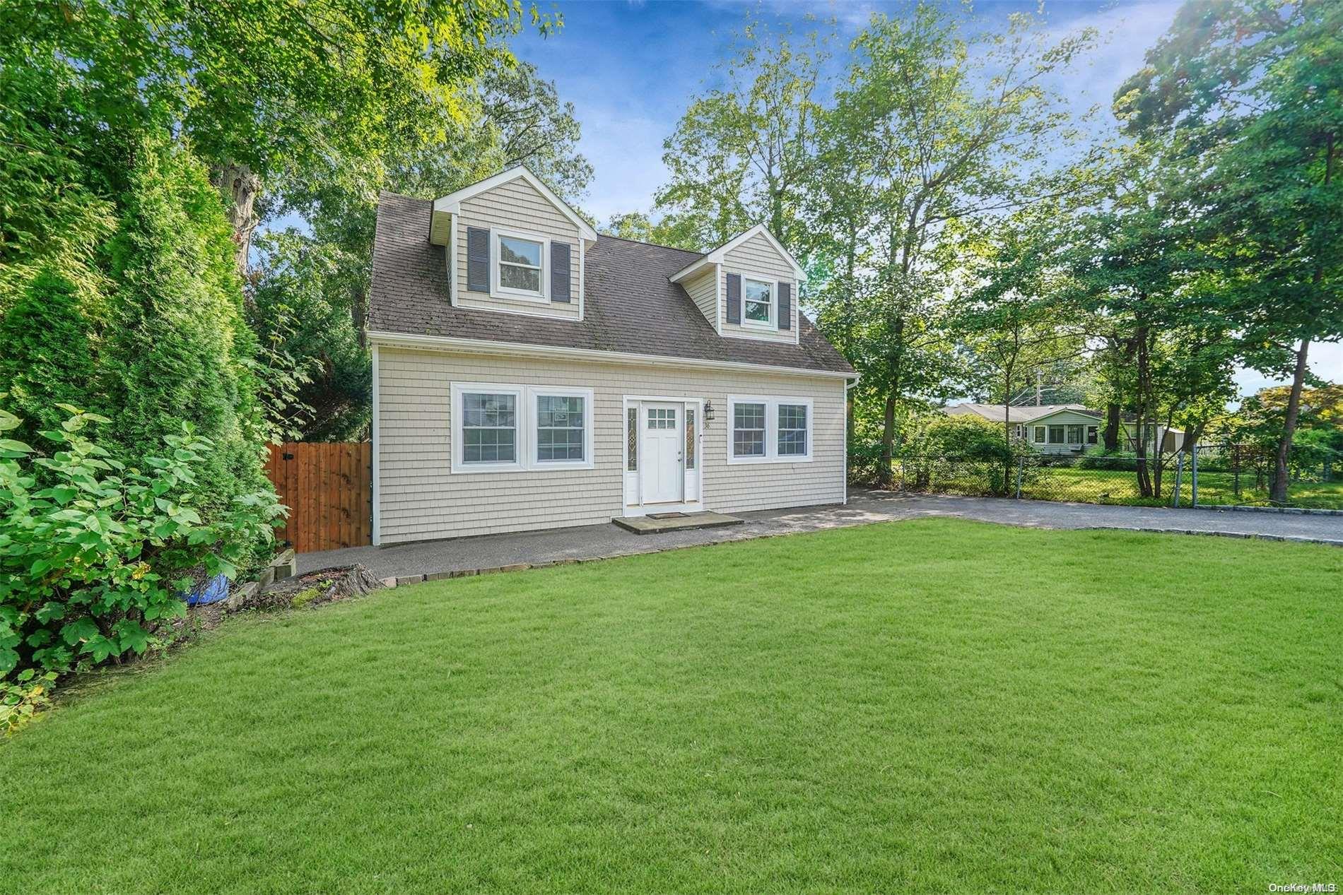 36 Rosemont Avenue, Farmingville, NY 11738