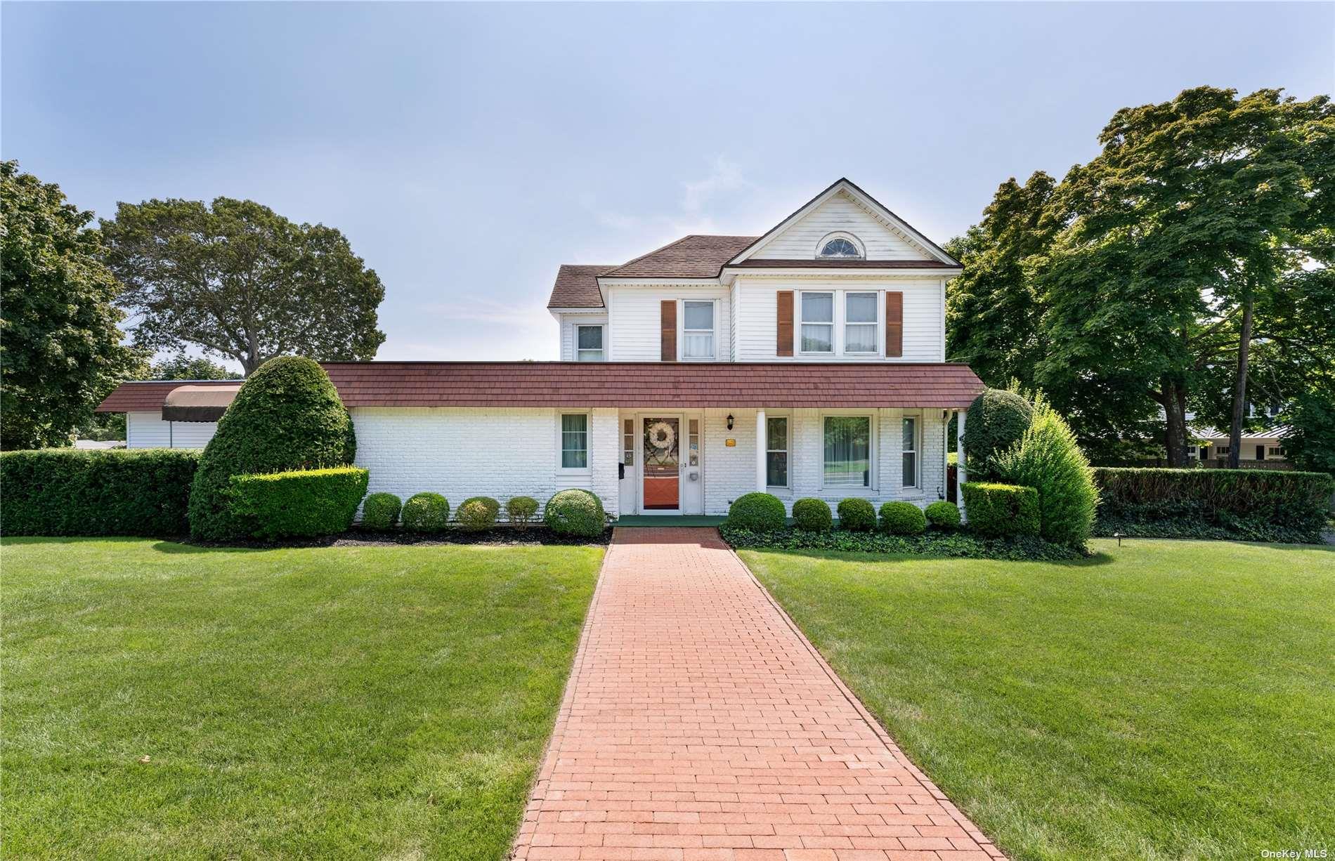 94 E Montauk Highway, Hampton Bays, NY 11946