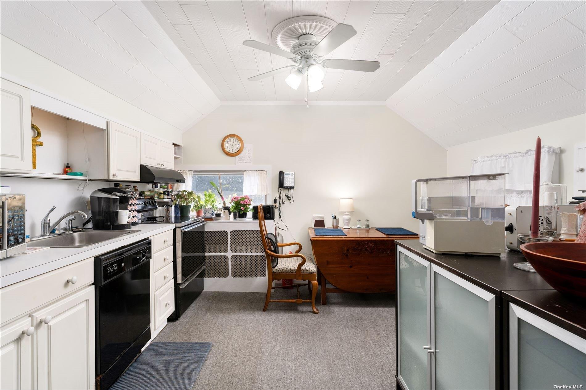 94 E Montauk Highway, Hampton Bays, NY 11946