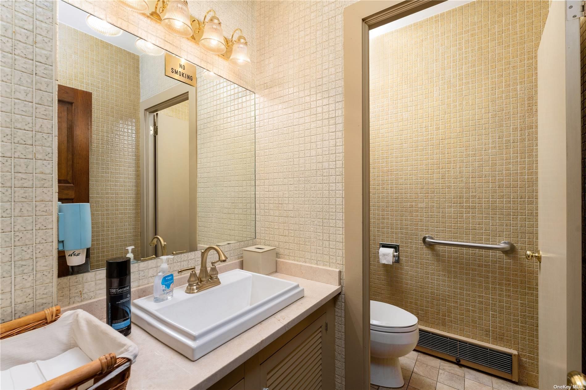 94 E Montauk Highway, Hampton Bays, NY 11946