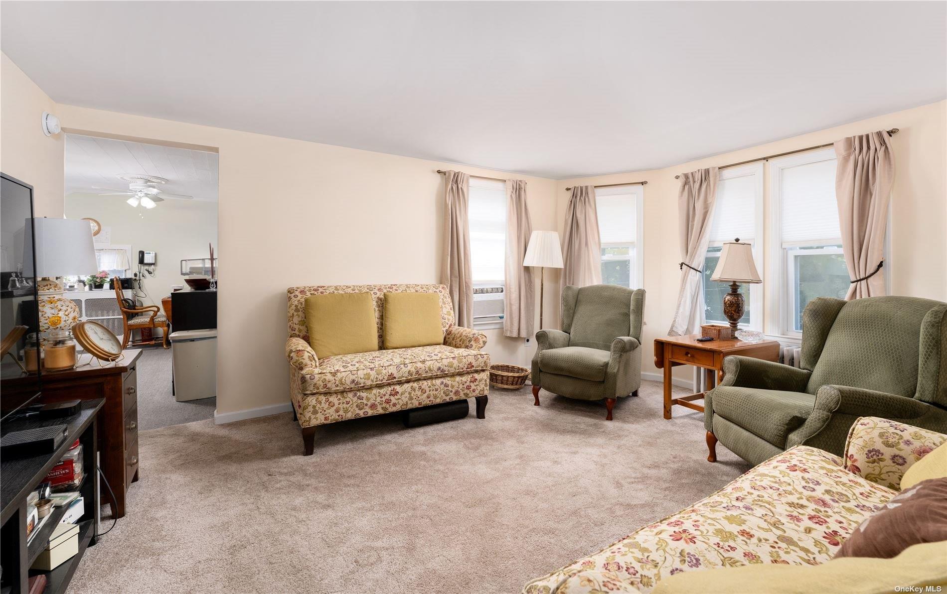 94 E Montauk Highway, Hampton Bays, NY 11946