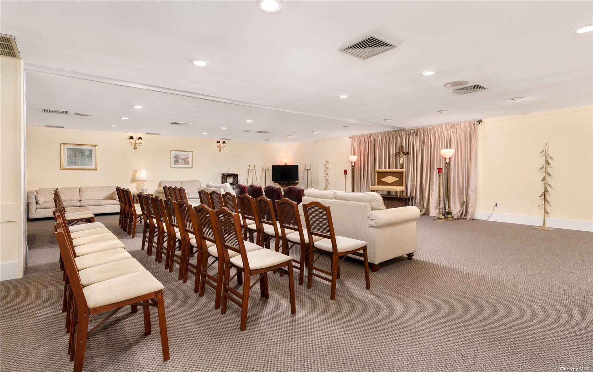 94 E Montauk Highway, Hampton Bays, NY 11946