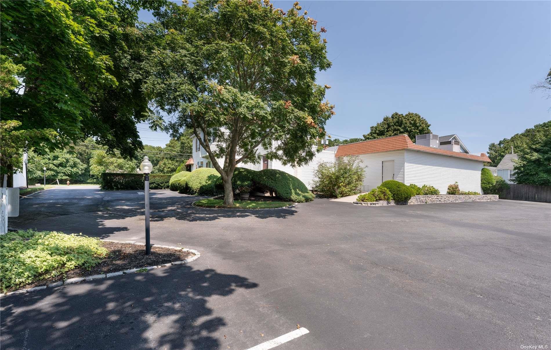 94 E Montauk Highway, Hampton Bays, NY 11946