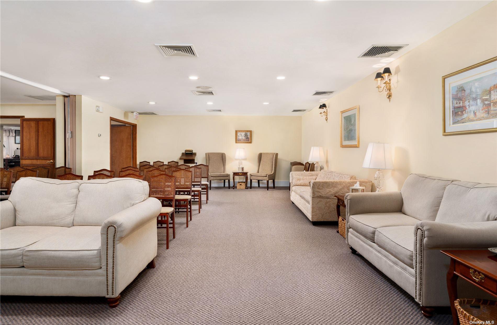 94 E Montauk Highway, Hampton Bays, NY 11946