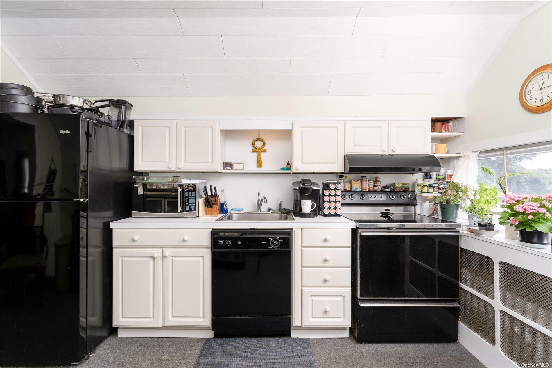 94 E Montauk Highway, Hampton Bays, NY 11946