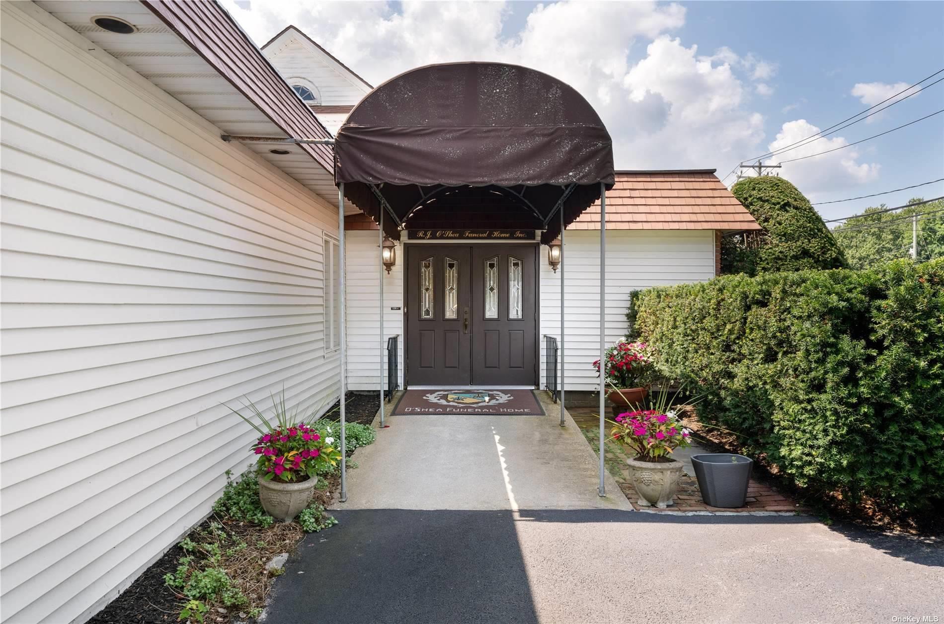 94 E Montauk Highway, Hampton Bays, NY 11946