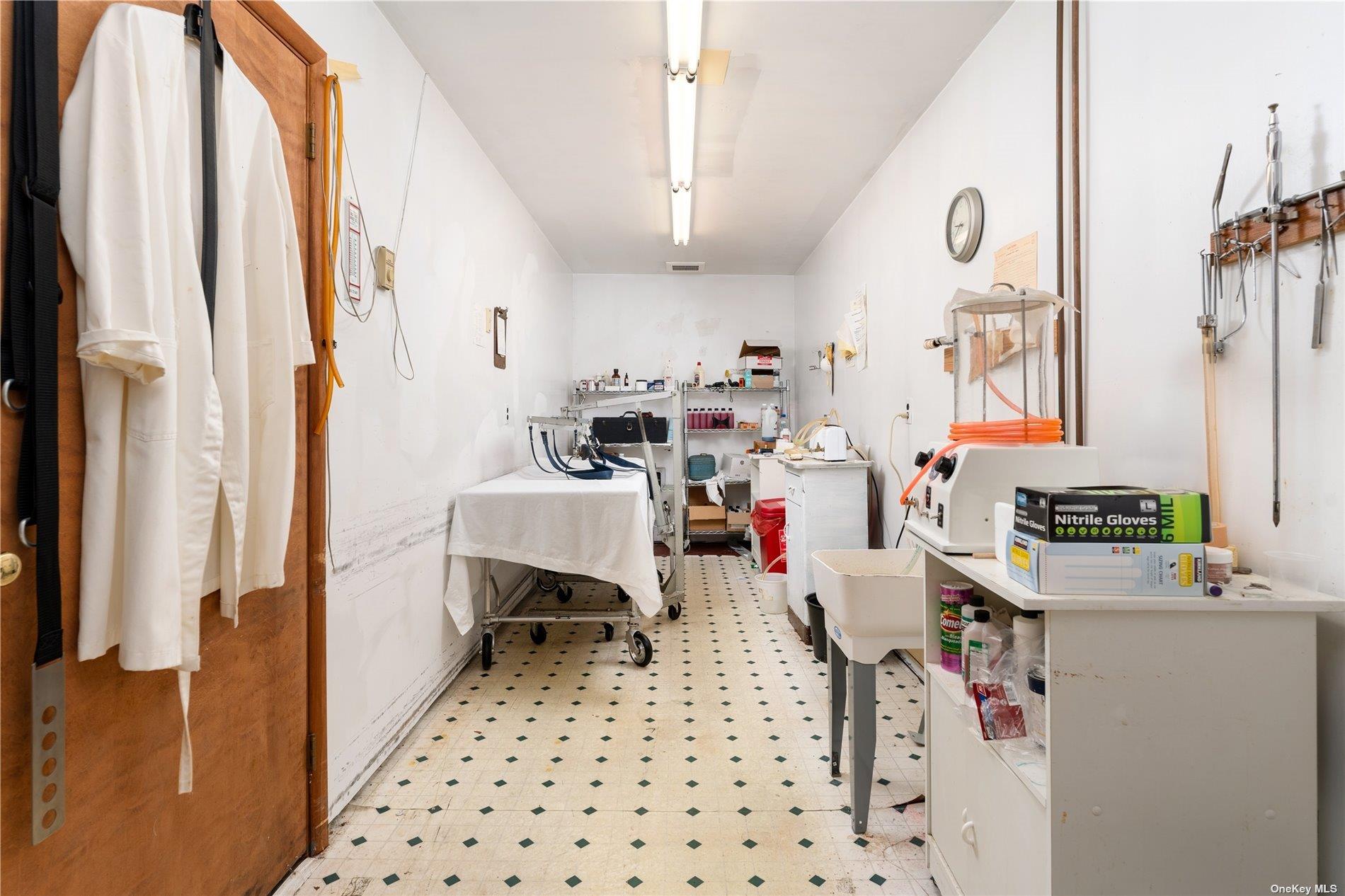 94 E Montauk Highway, Hampton Bays, NY 11946