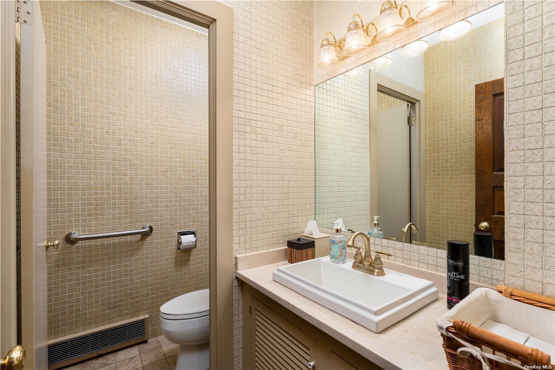 94 E Montauk Highway, Hampton Bays, NY 11946