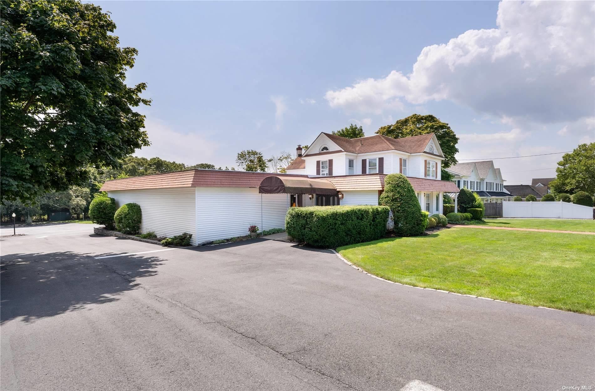 94 E Montauk Highway, Hampton Bays, NY 11946