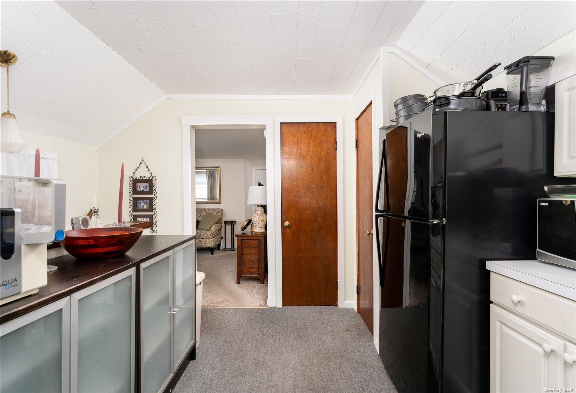 94 E Montauk Highway, Hampton Bays, NY 11946