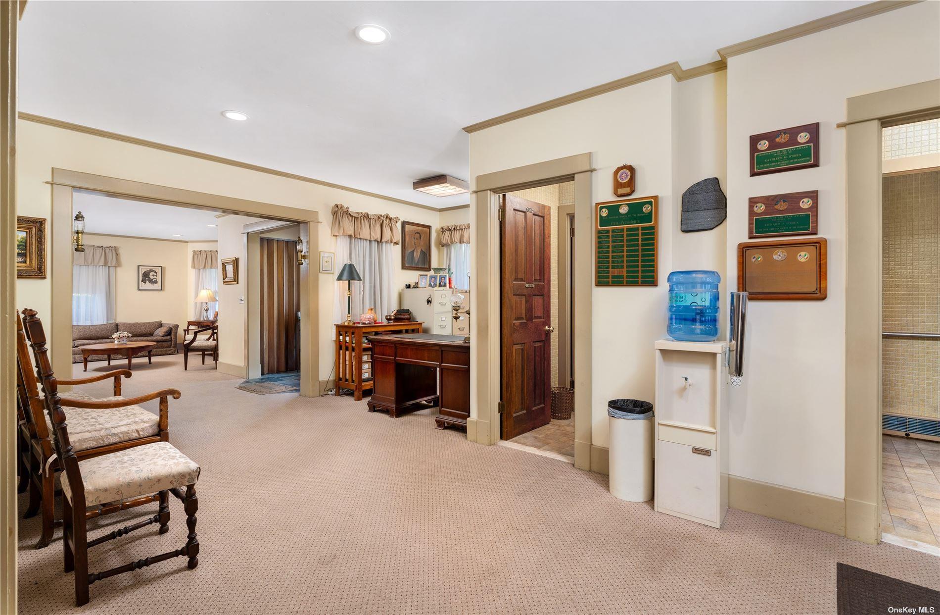 94 E Montauk Highway, Hampton Bays, NY 11946