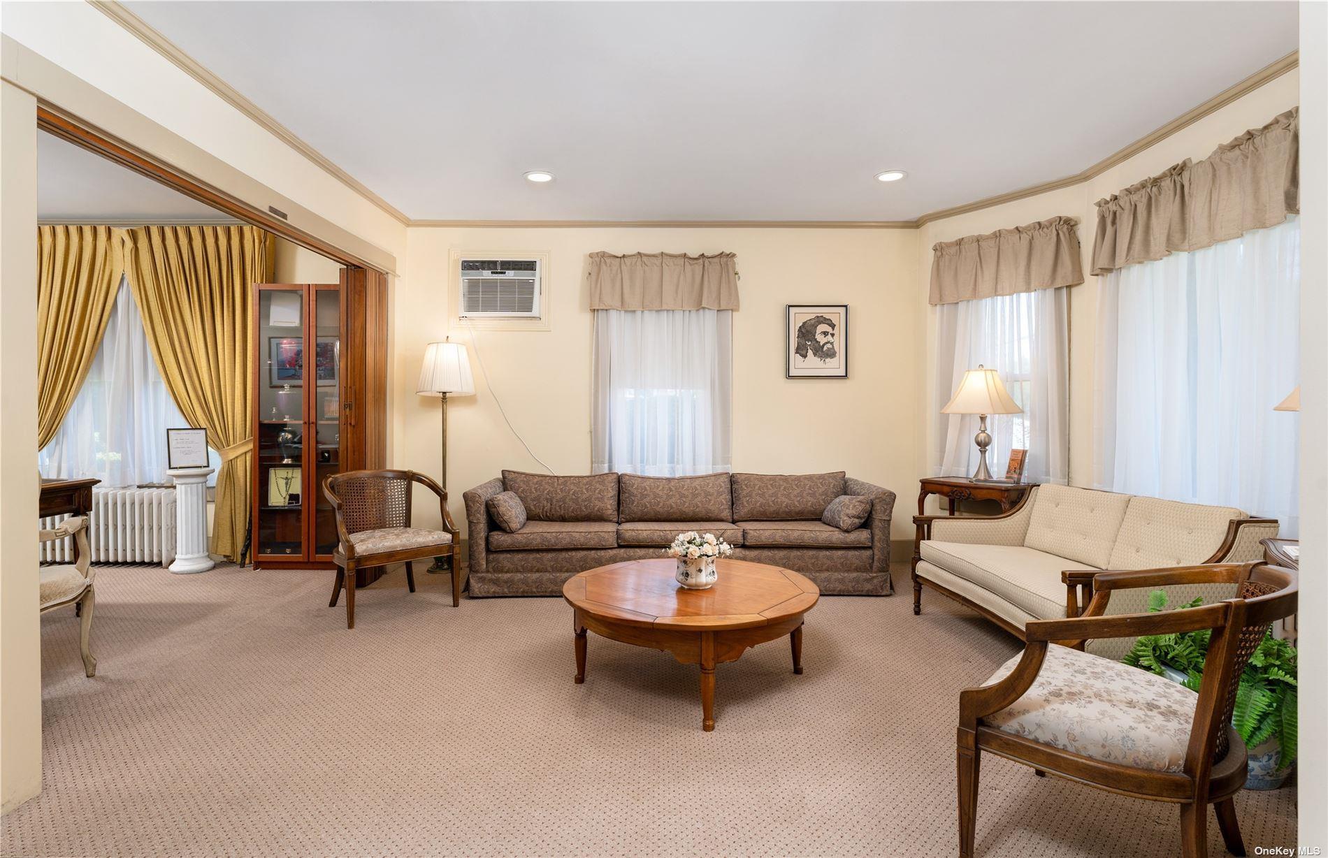 94 E Montauk Highway, Hampton Bays, NY 11946