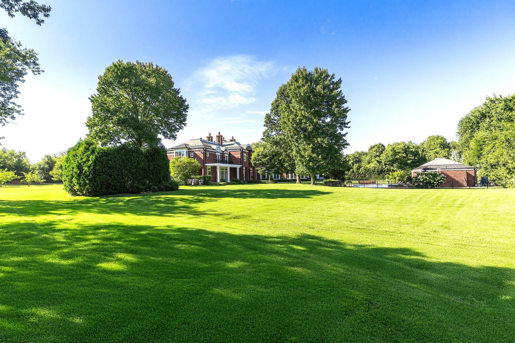 11 Dupont Court, Brookville, NY 11548