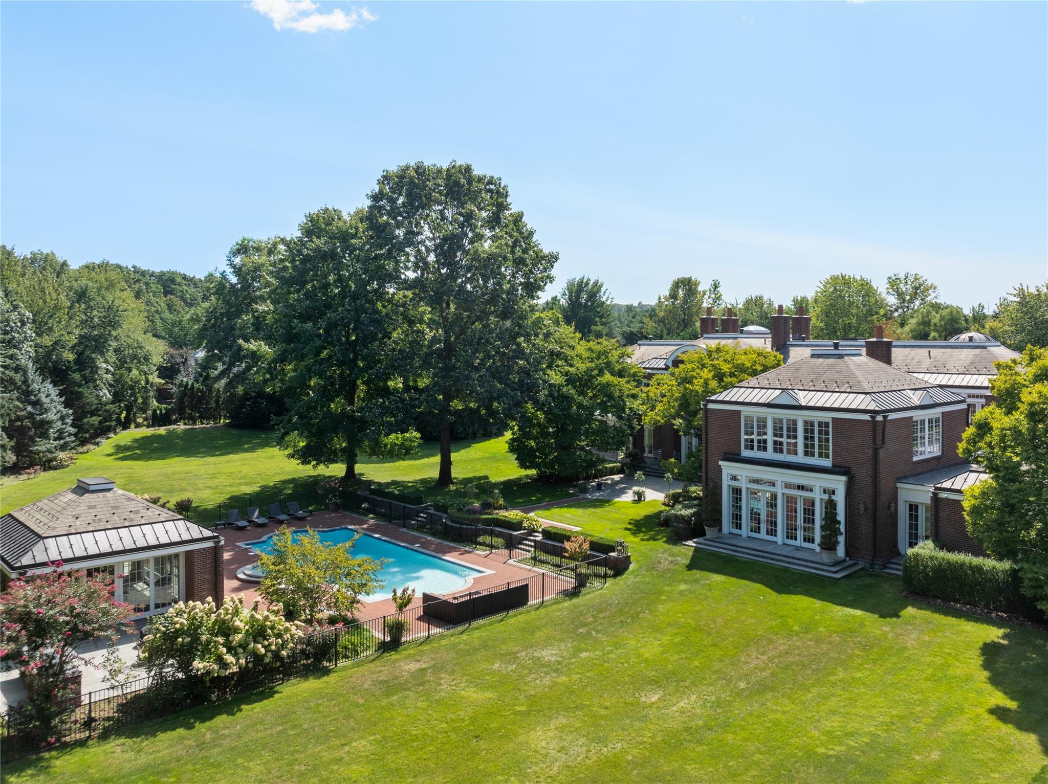 11 Dupont Court, Brookville, NY 11548