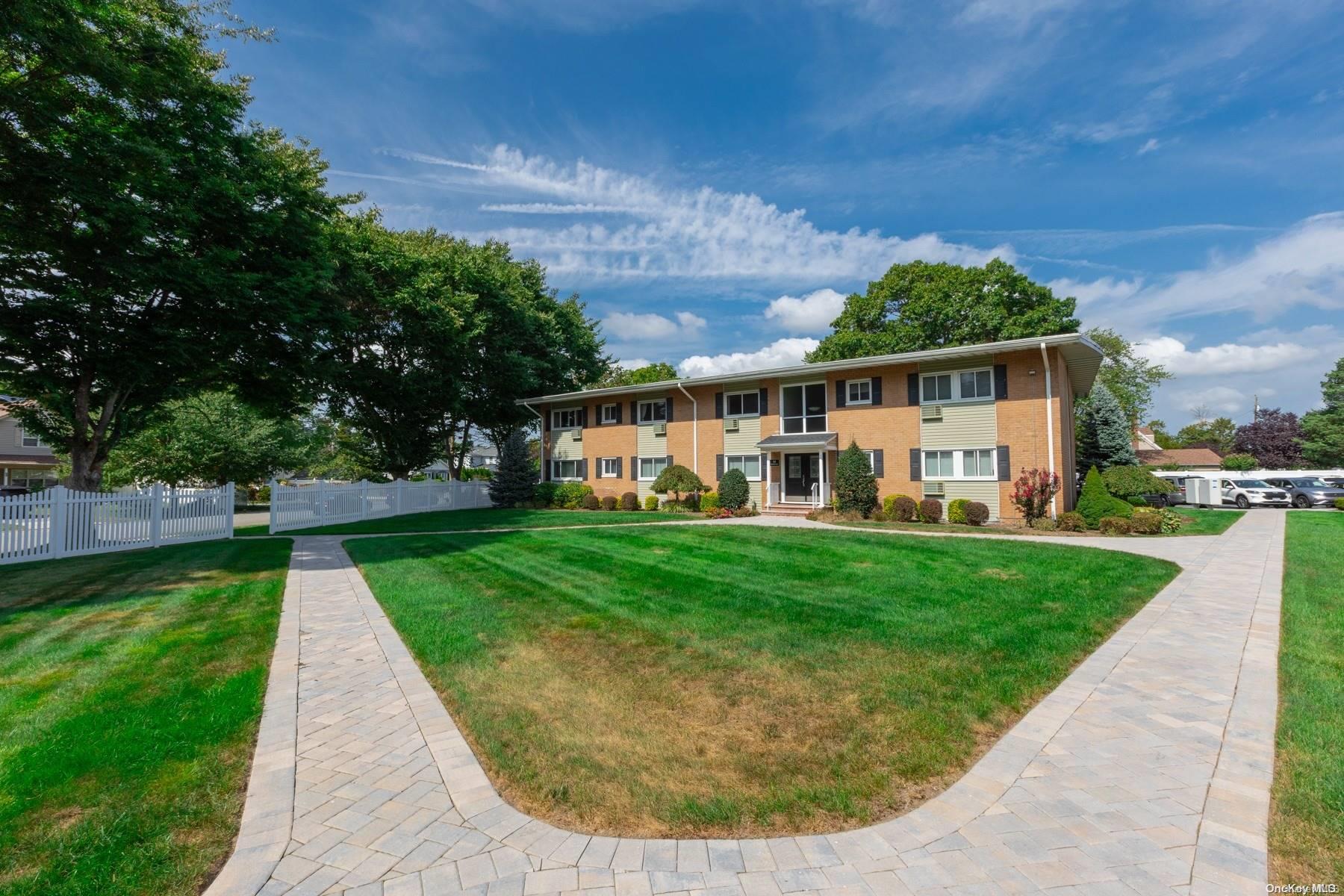 55 Mildred Place # 2H, North Babylon, NY 11703