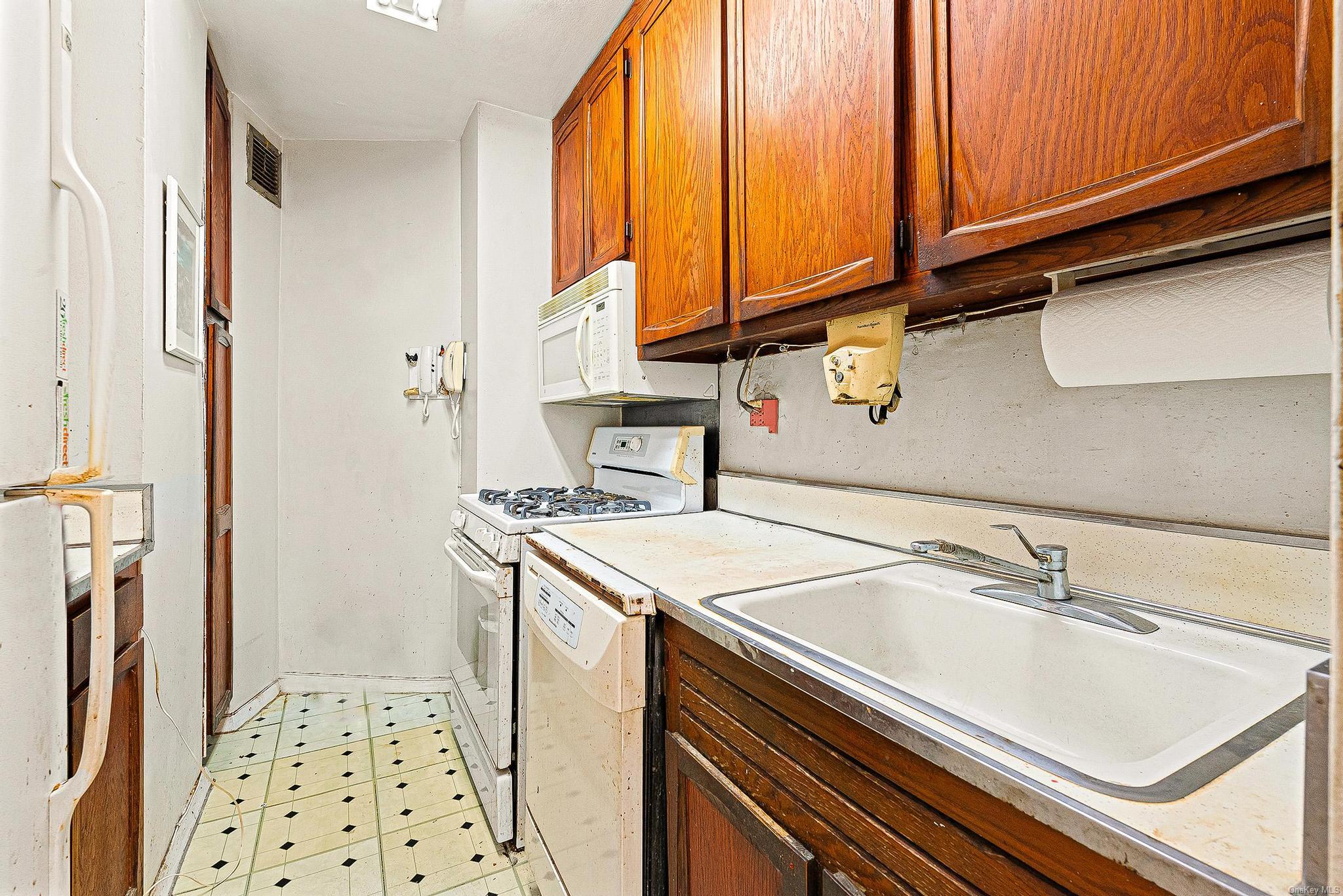 70-25 Yellowstone Boulevard # 7S, Forest Hills, NY 11375