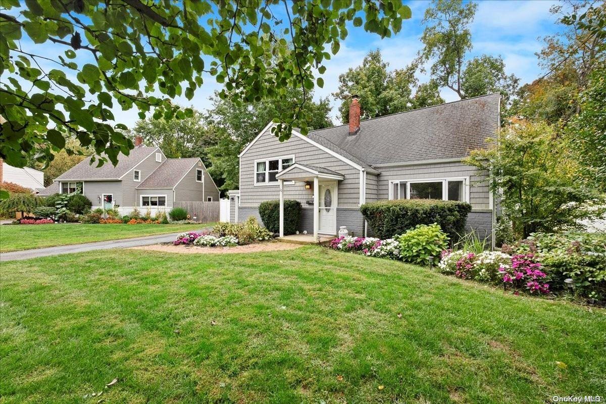 10 Peartree Lane, South Huntington, NY 11746