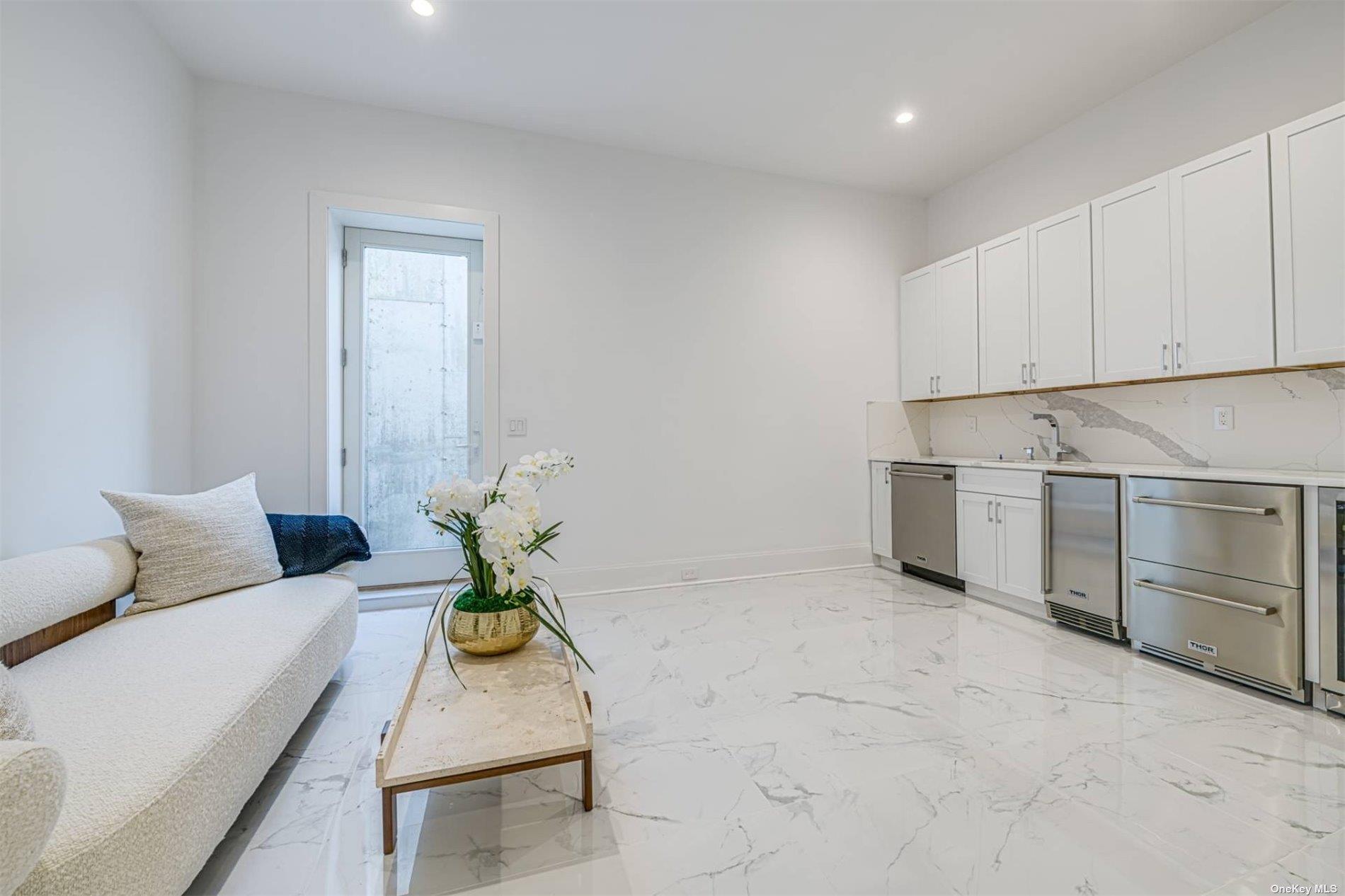 14 Bridies Path, Southampton, NY 11968