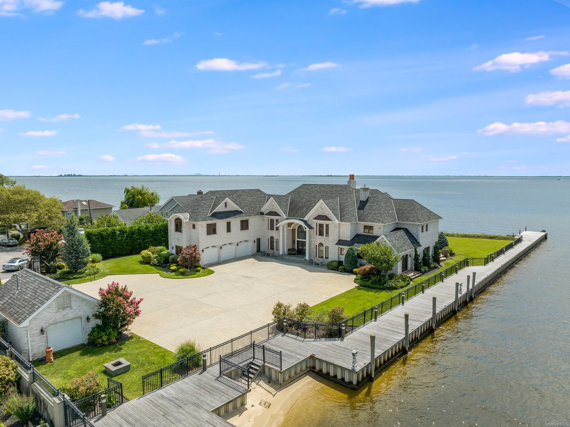 130 Wagstaff Lane, West Islip, NY 11795