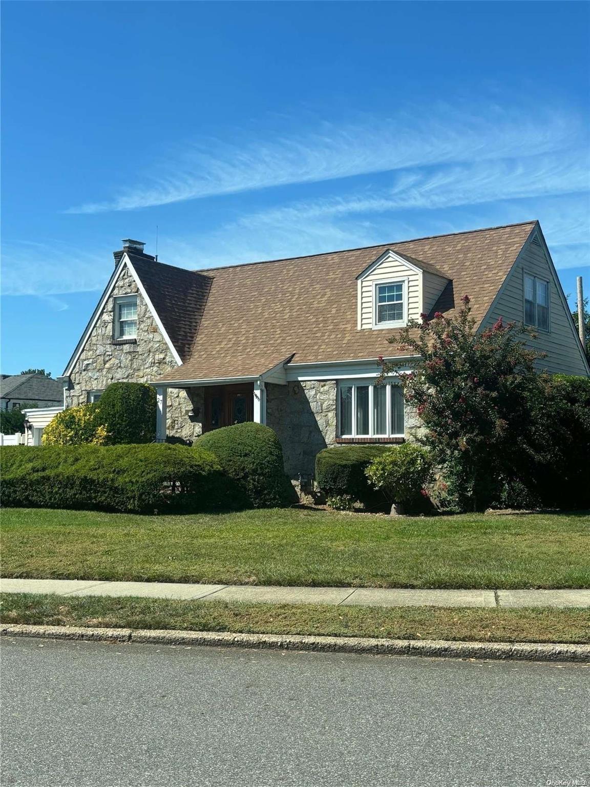 27 Walsh Lane, Westbury, NY 11590