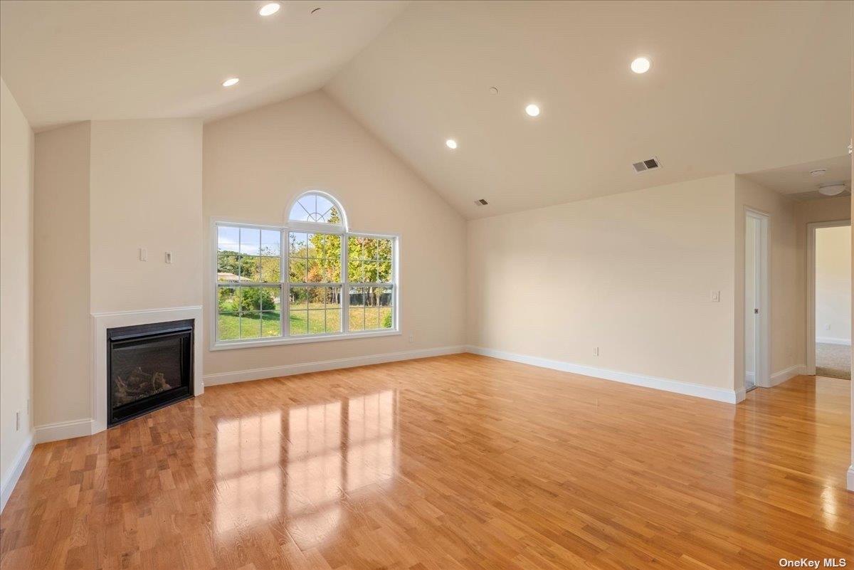 35 Steven Circle # 35, Dix Hills, NY 11746