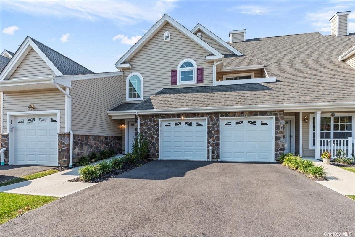 35 Steven Circle # 35, Dix Hills, NY 11746