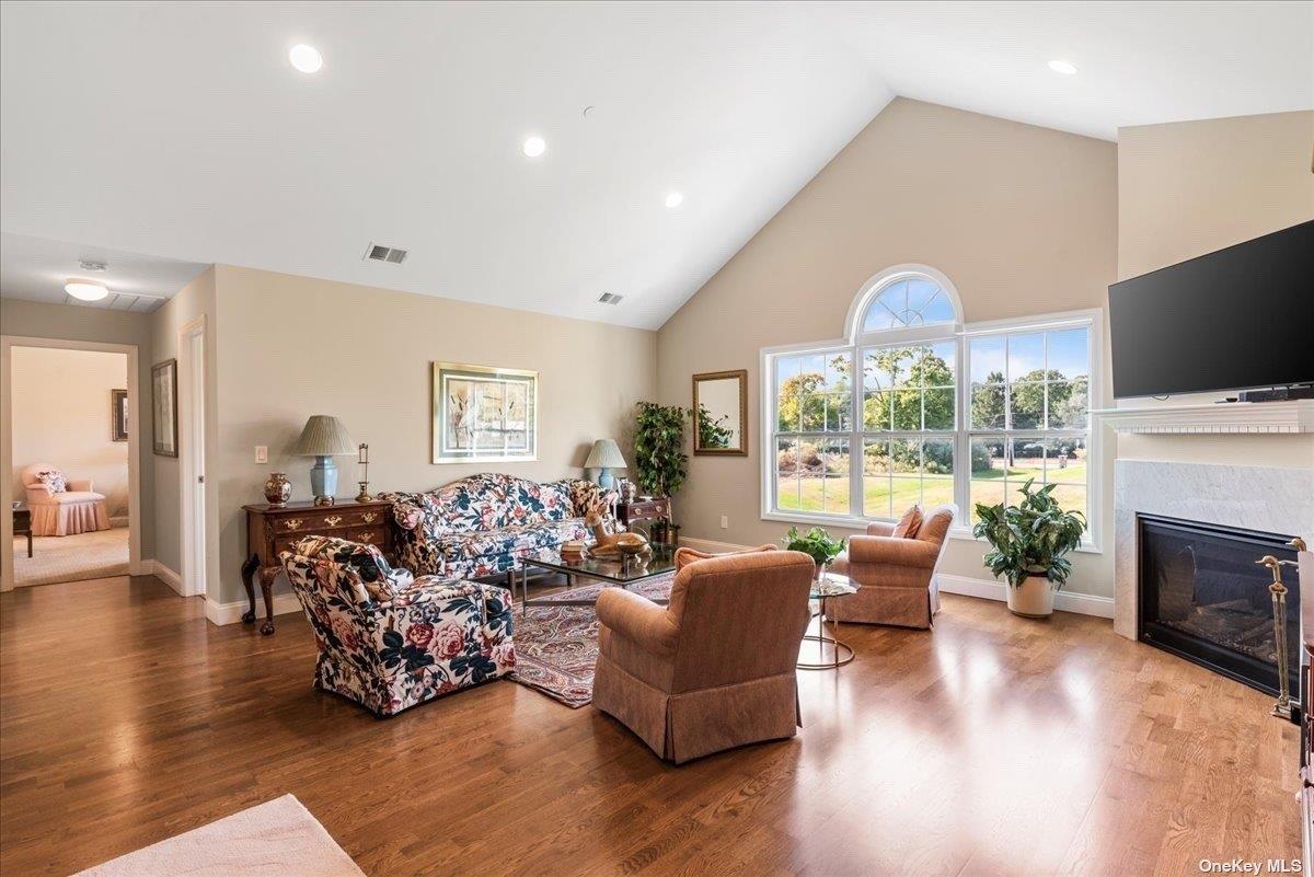 35 Steven Circle # 35, Dix Hills, NY 11746