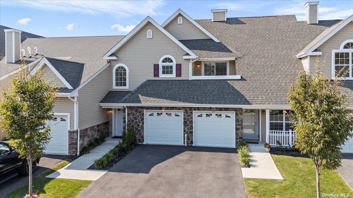 35 Steven Circle # 35, Dix Hills, NY 11746