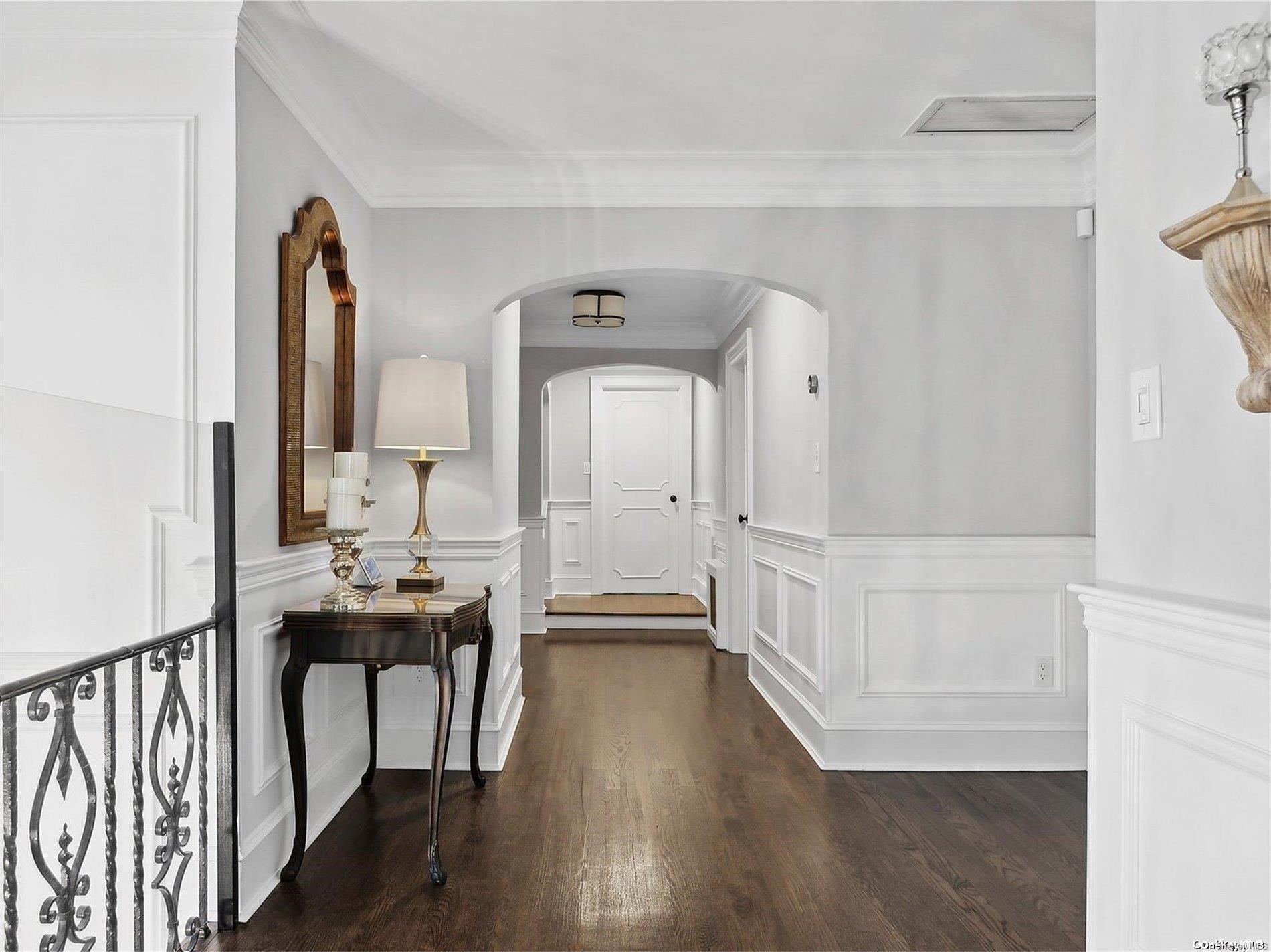 38 Royal Court, Rockville Centre, NY 11570