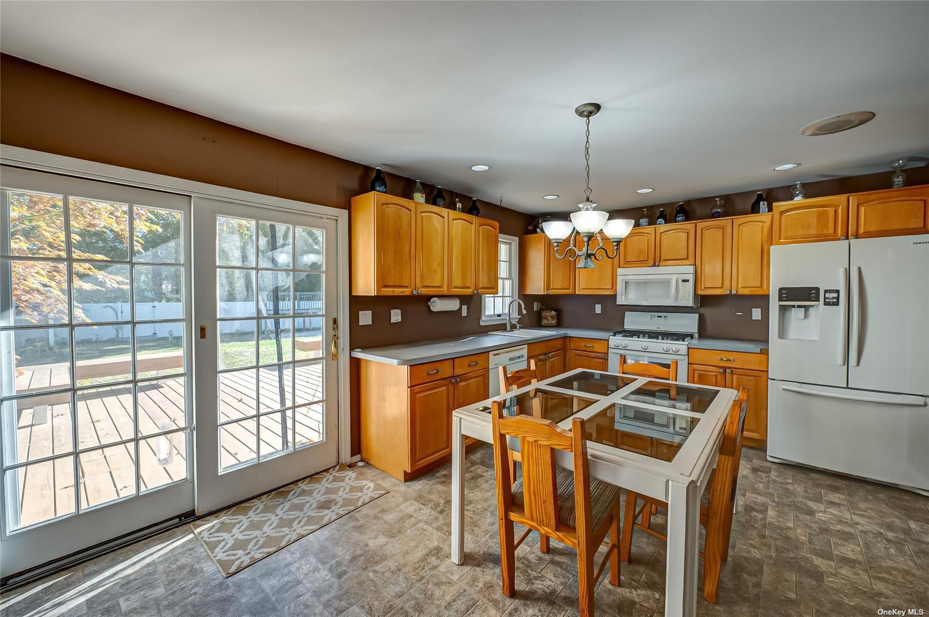 43 Hollins Lane, East Islip, NY 11730