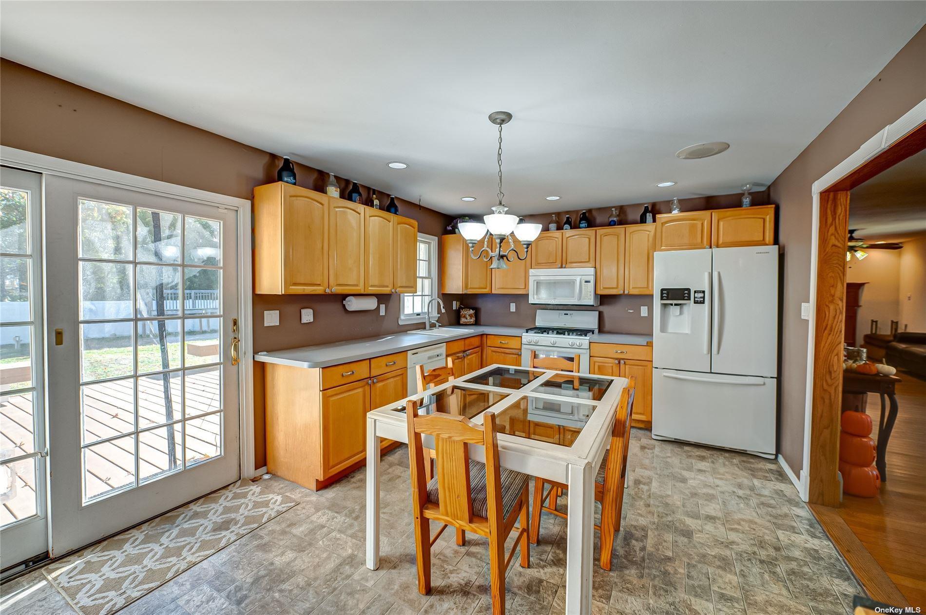 43 Hollins Lane, East Islip, NY 11730