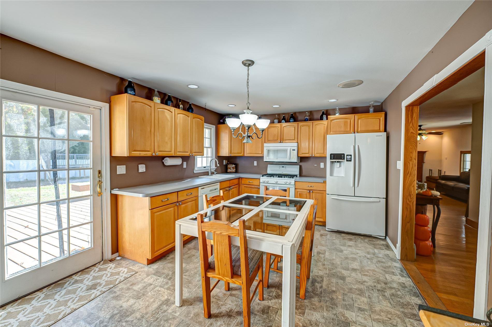 43 Hollins Lane, East Islip, NY 11730