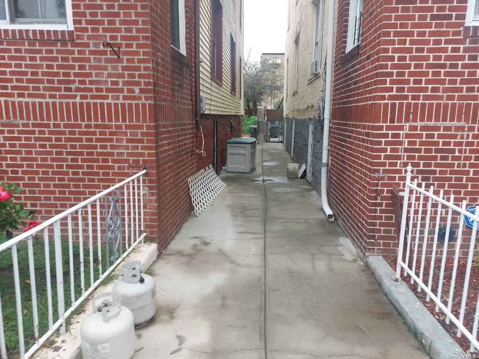 967 E 225th Street, Bronx, NY 10466