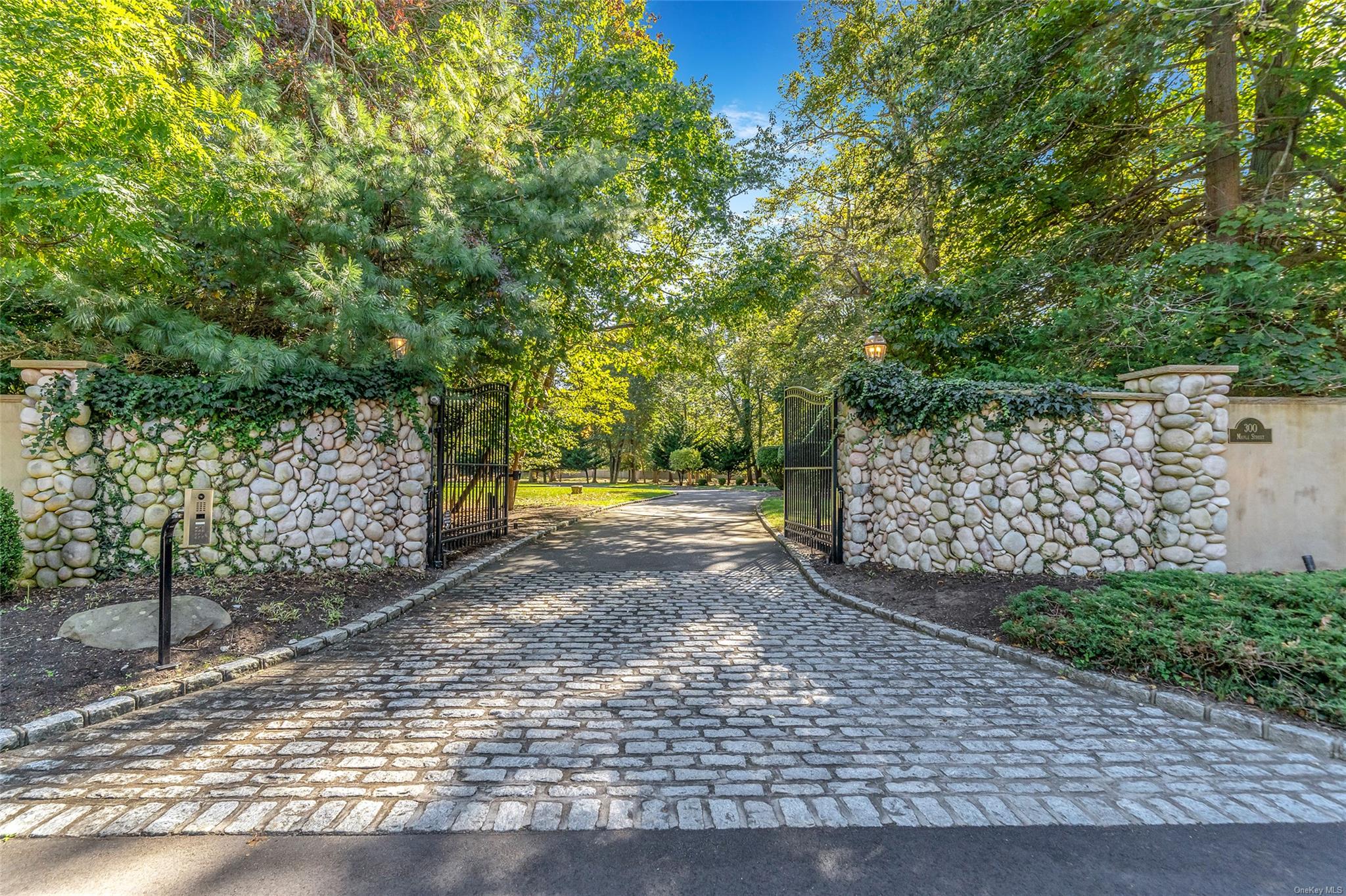 300 Maple Street, Islip, NY 11751