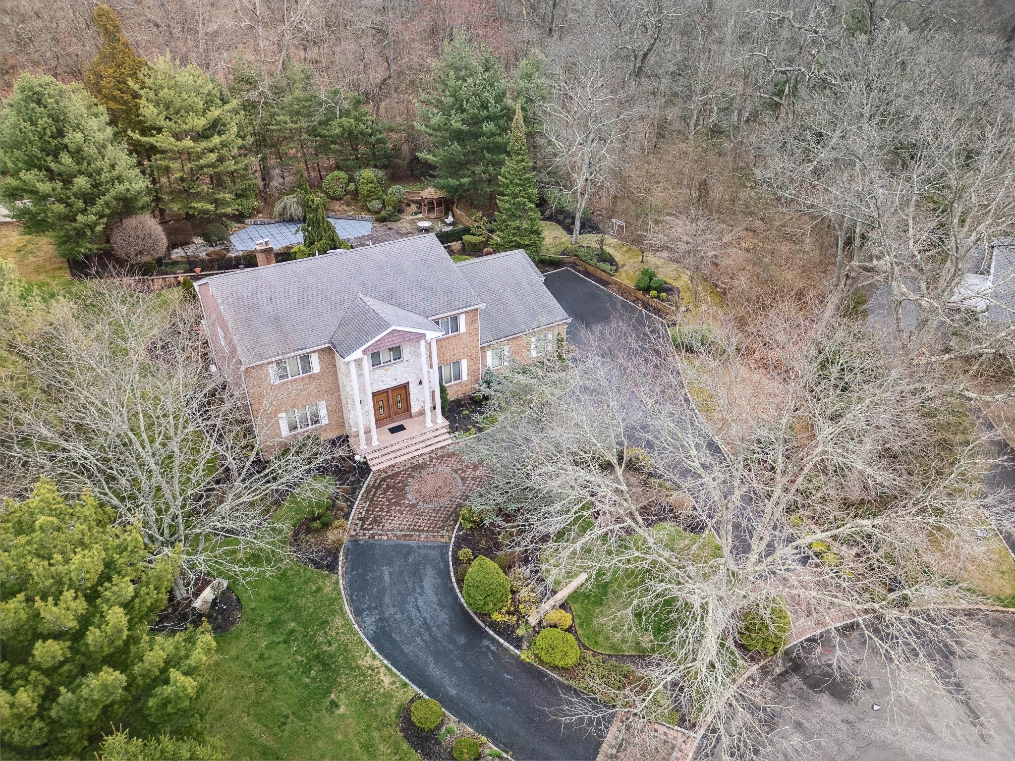 6 Heather Court, Dix Hills, NY 11746