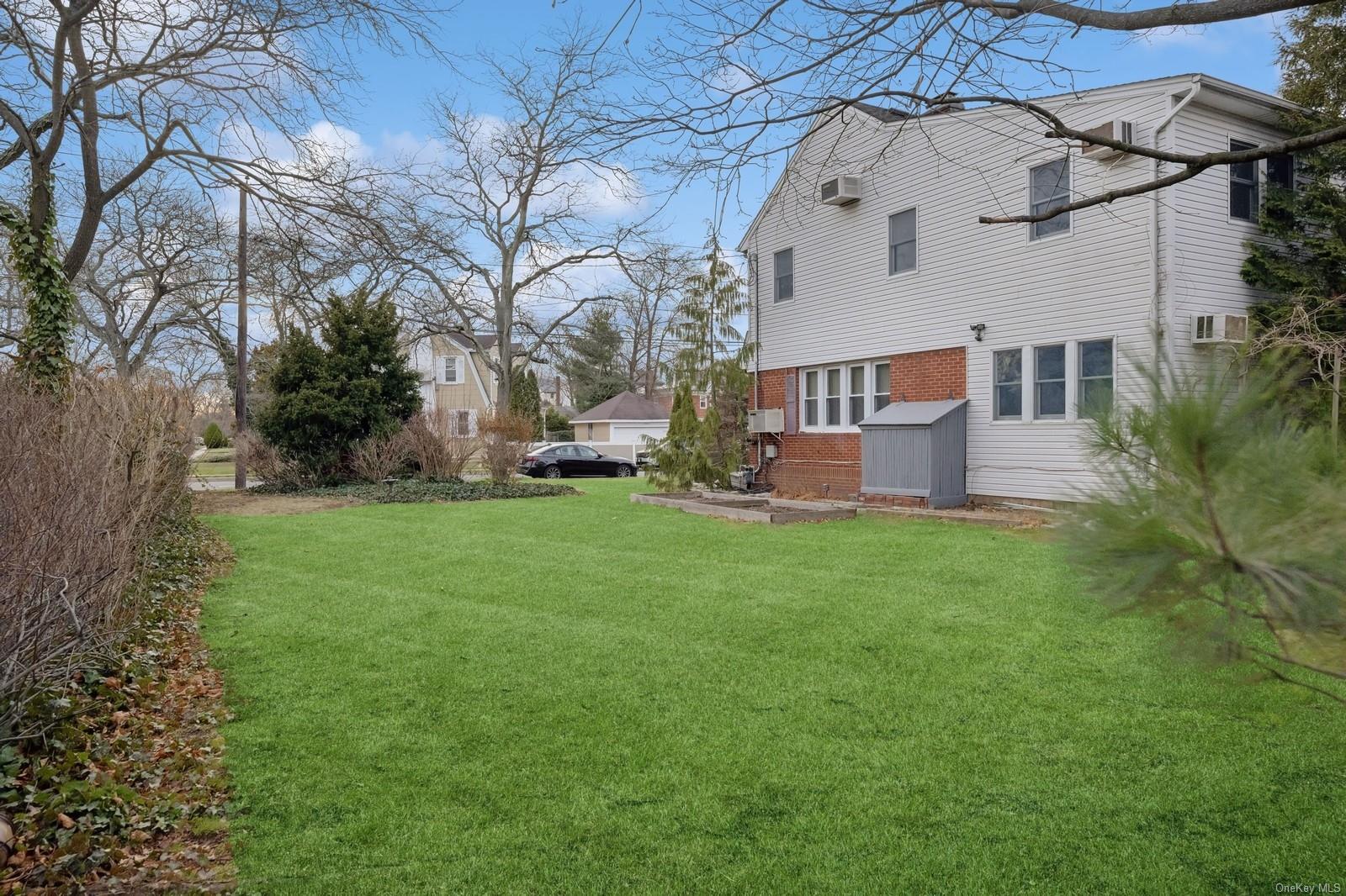 32 Harvard Avenue, Hewlett, NY 11557