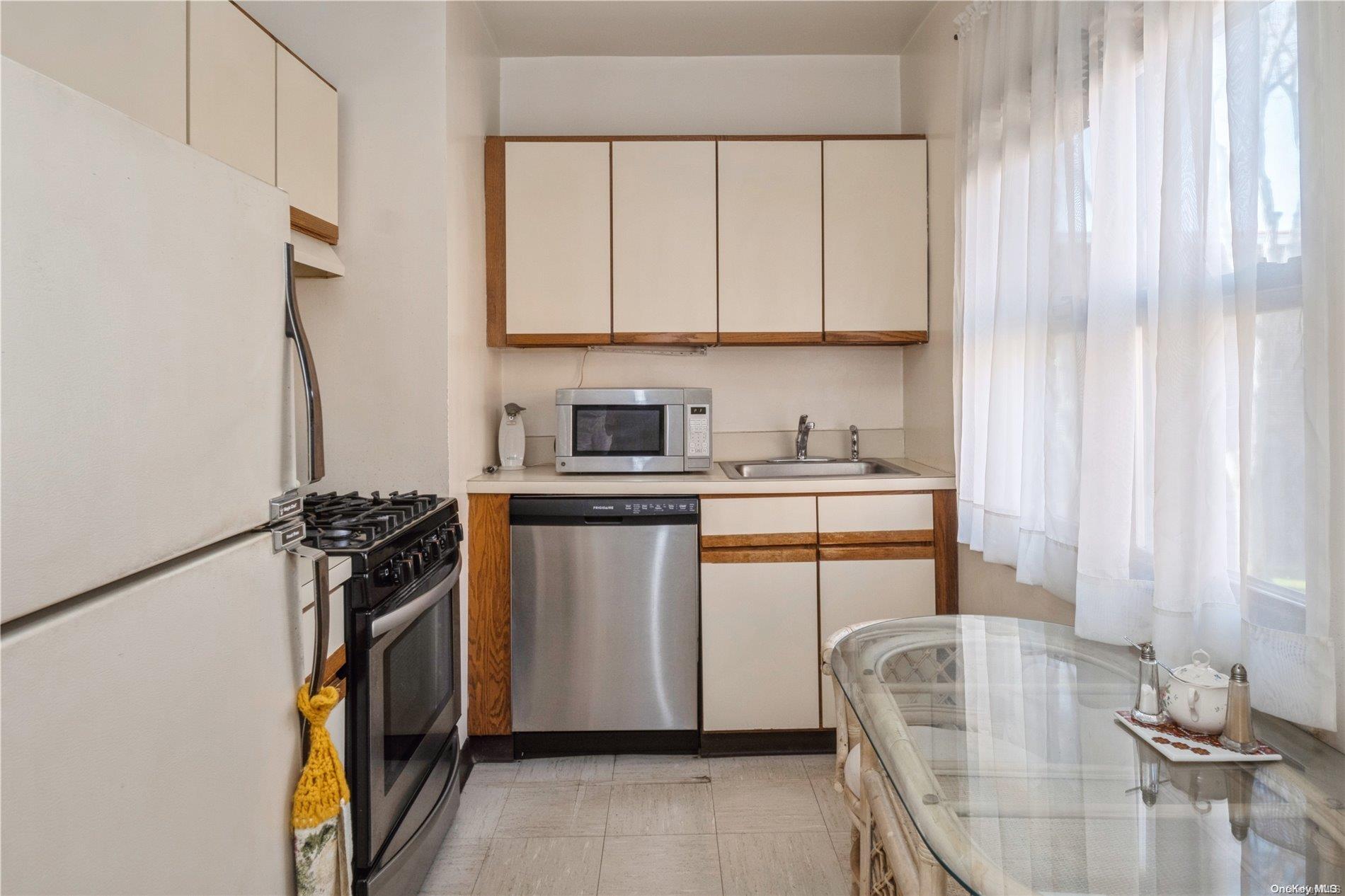 91 Tulip Avenue # LB4, Floral Park, NY 11001