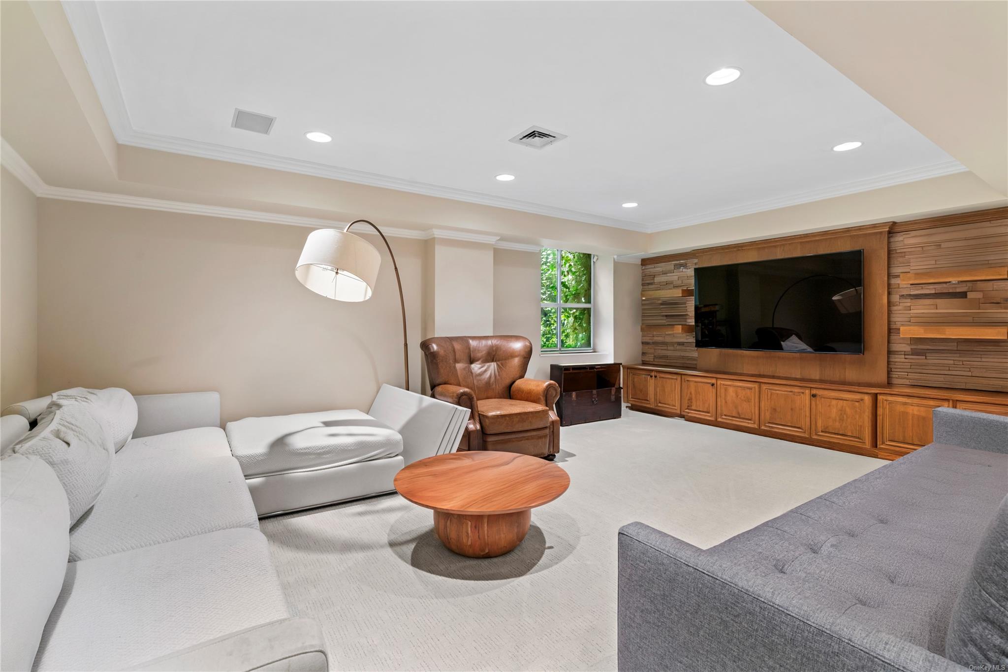 8 Holiday Pond Road, Jericho, NY 11753