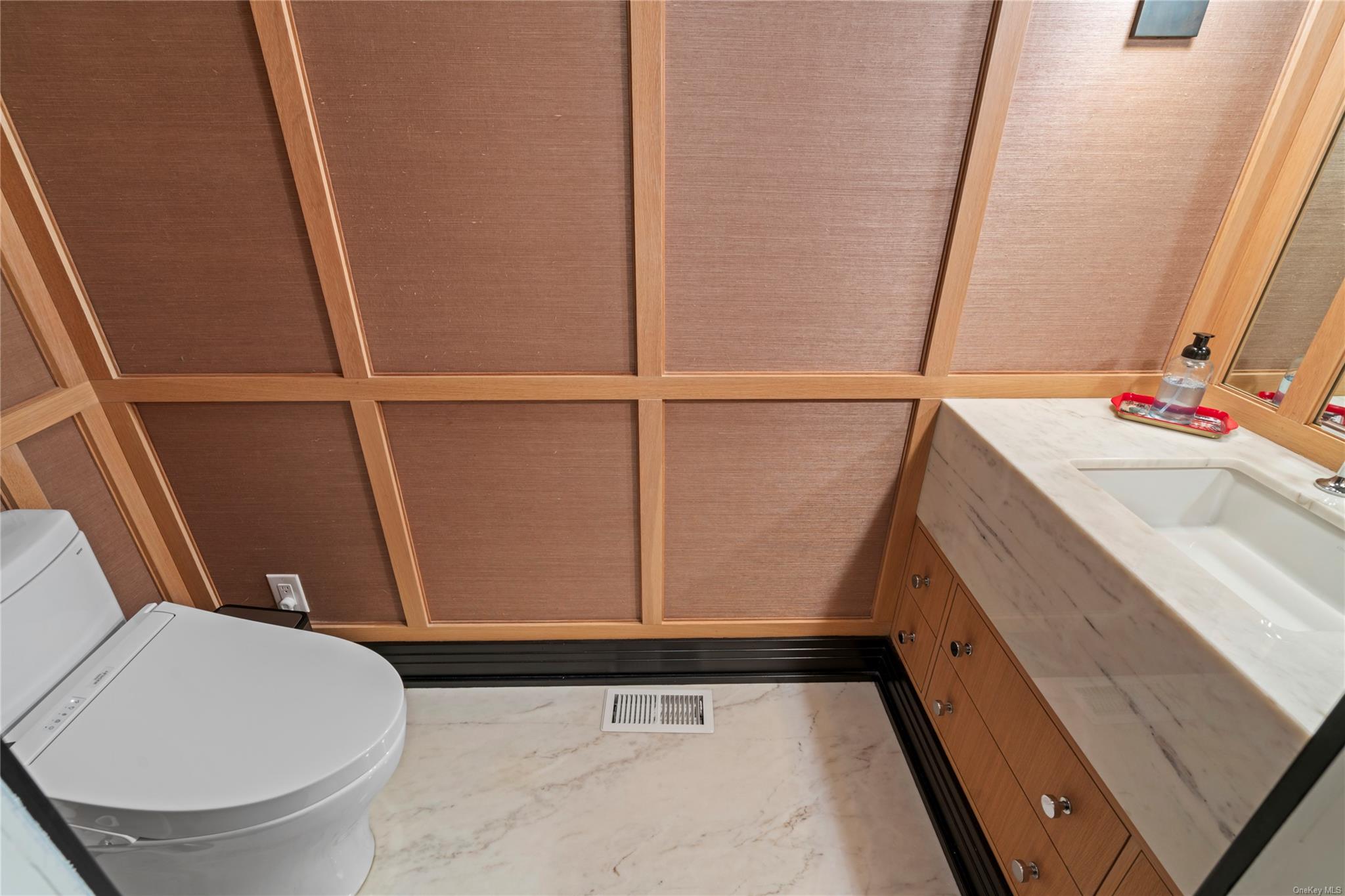 8 Holiday Pond Road, Jericho, NY 11753