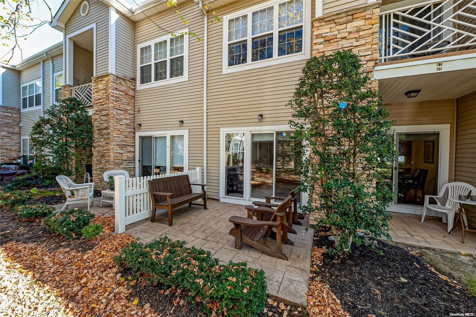 89 Carriage Lane # 89, Plainview, NY 11803