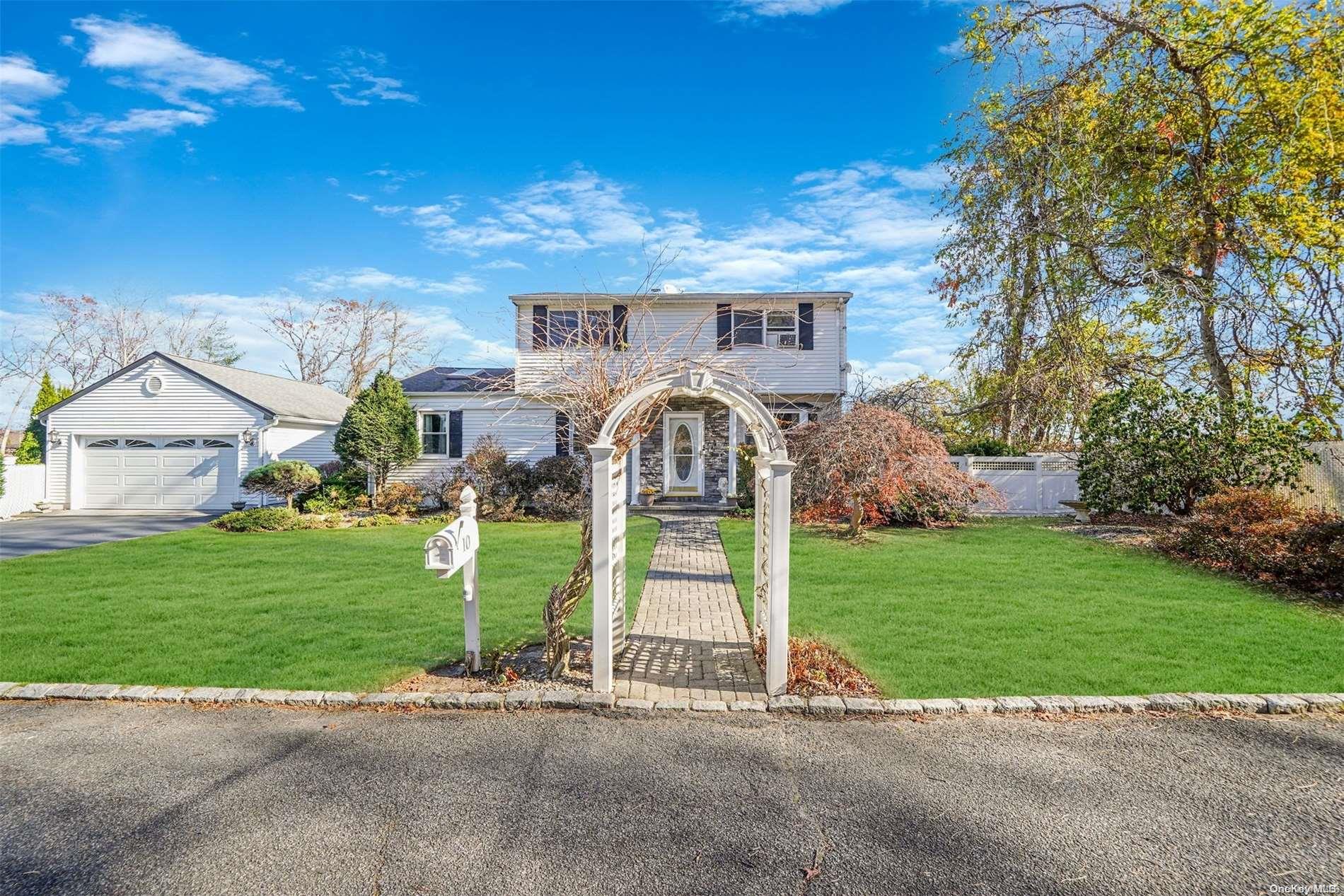 10 Marchant Drive, Saint James, NY 11780