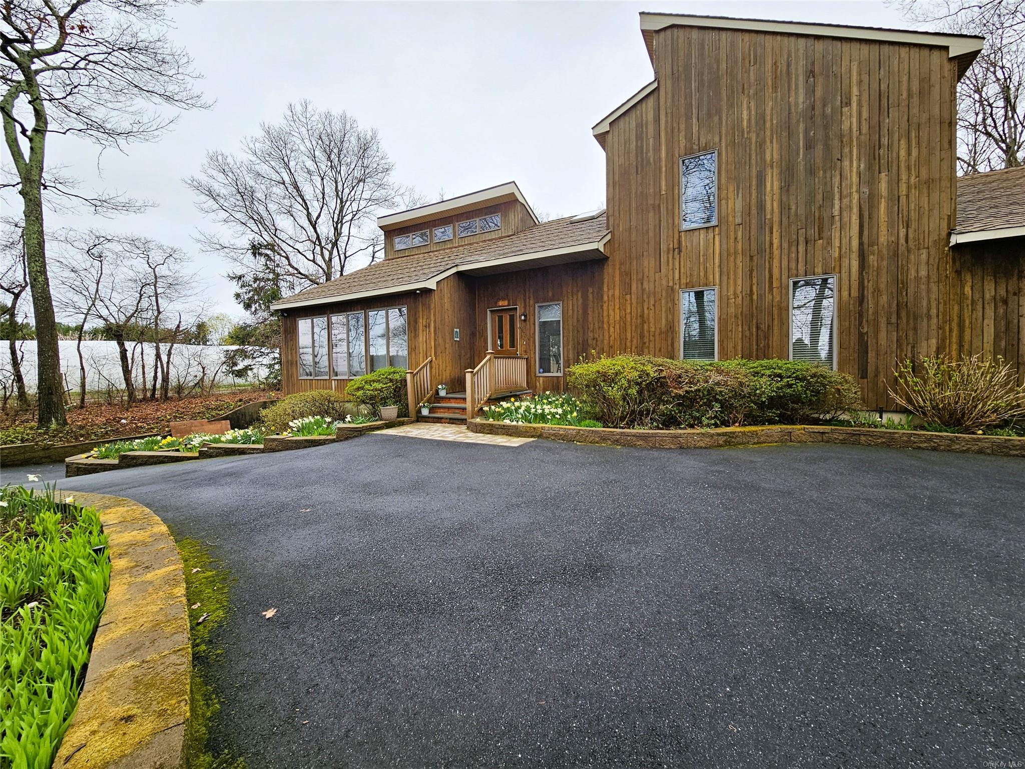 1572 Middle Road, Calverton, NY 11933