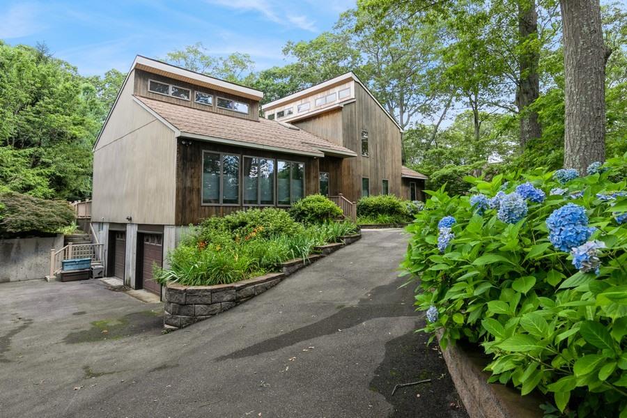 1572 Middle Road, Calverton, NY 11933