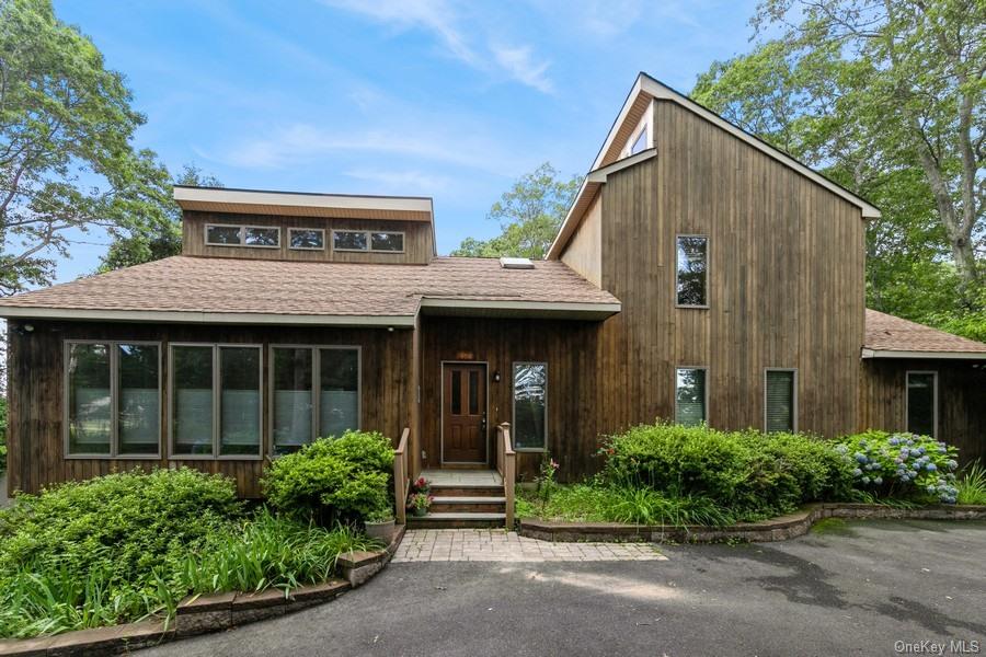 1572 Middle Road, Calverton, NY 11933
