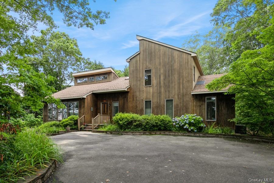 1572 Middle Road, Calverton, NY 11933