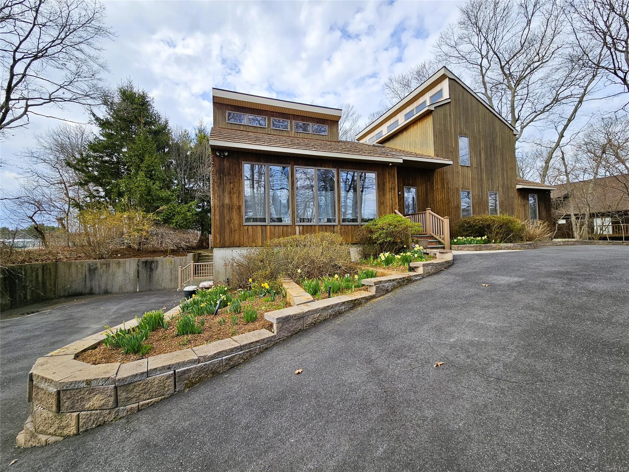 1572 Middle Road, Calverton, NY 11933